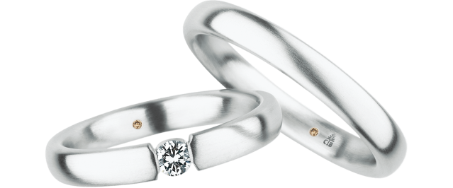 内側にシャンパンカラーダイヤモンドがセッティングされた結婚指輪のイメージ